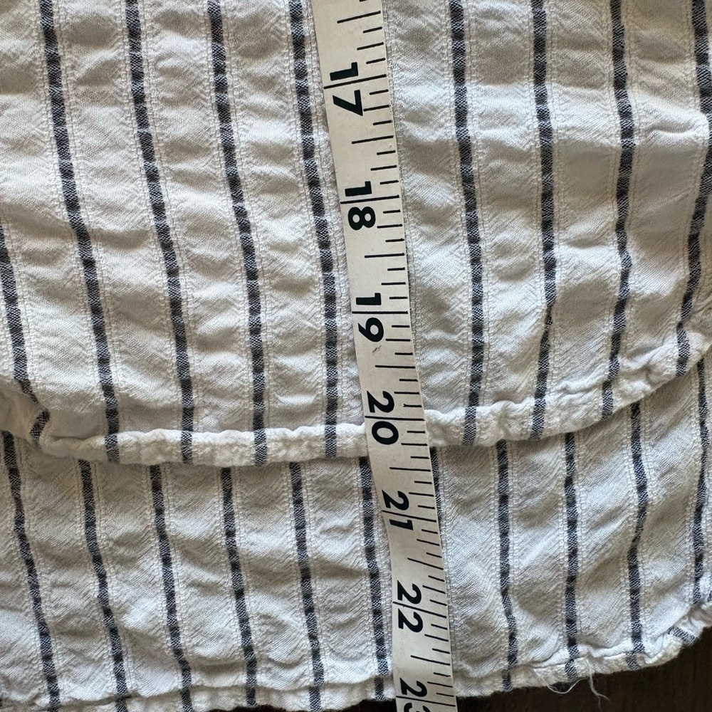 Sleeveless White Button-Front Striped Blouse - Picture 5 of 6
